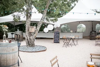 Espace de réception extérieur sous les barnums du Domaine de Flore