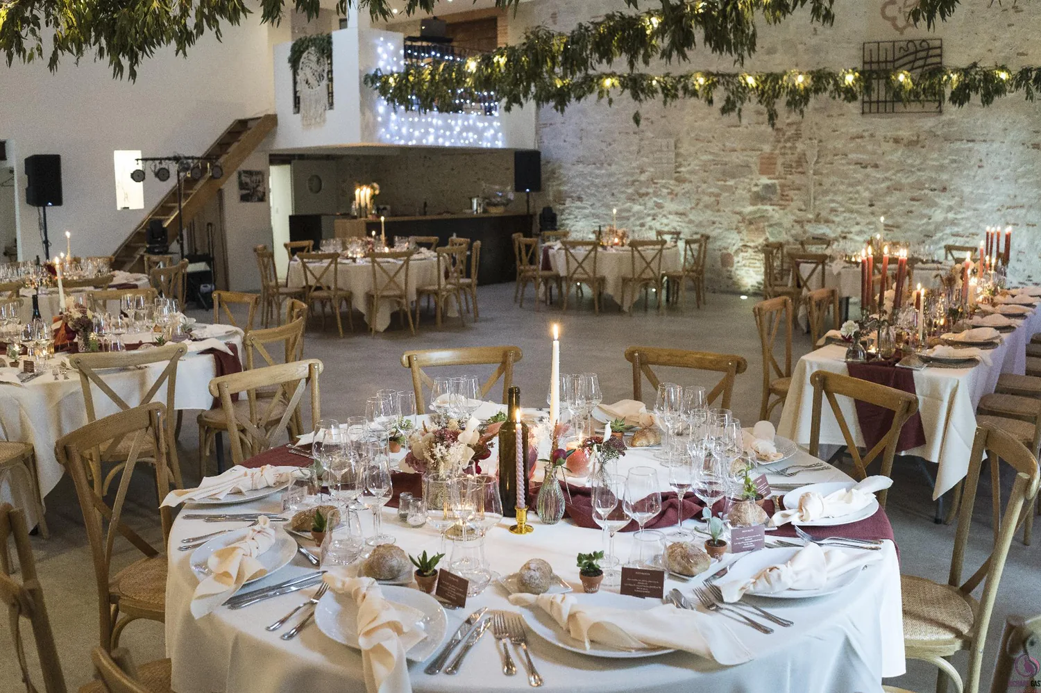 Salle de réception du Domaine de Flore dressée pour un dîner de mariage