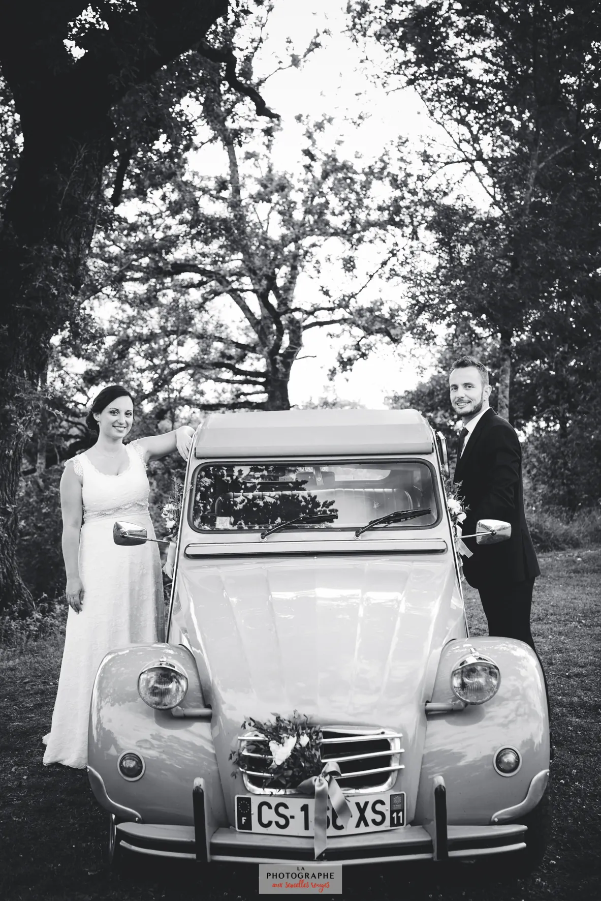 Mariés et voiture de collection