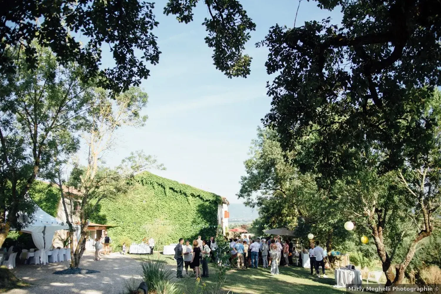 Réception de mariage dans le parc arboré du Domaine de Flore
