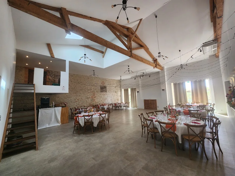 Salle de réception du Domaine de Flore décorée pour un mariage