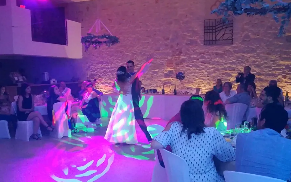 Ambiance de soirée de mariage dans la salle du Domaine de Flore