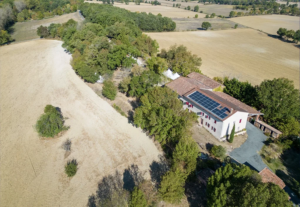 Vue aérienne du Domaine de Flore à Saint-Germain-des-Prés dans le Tarn